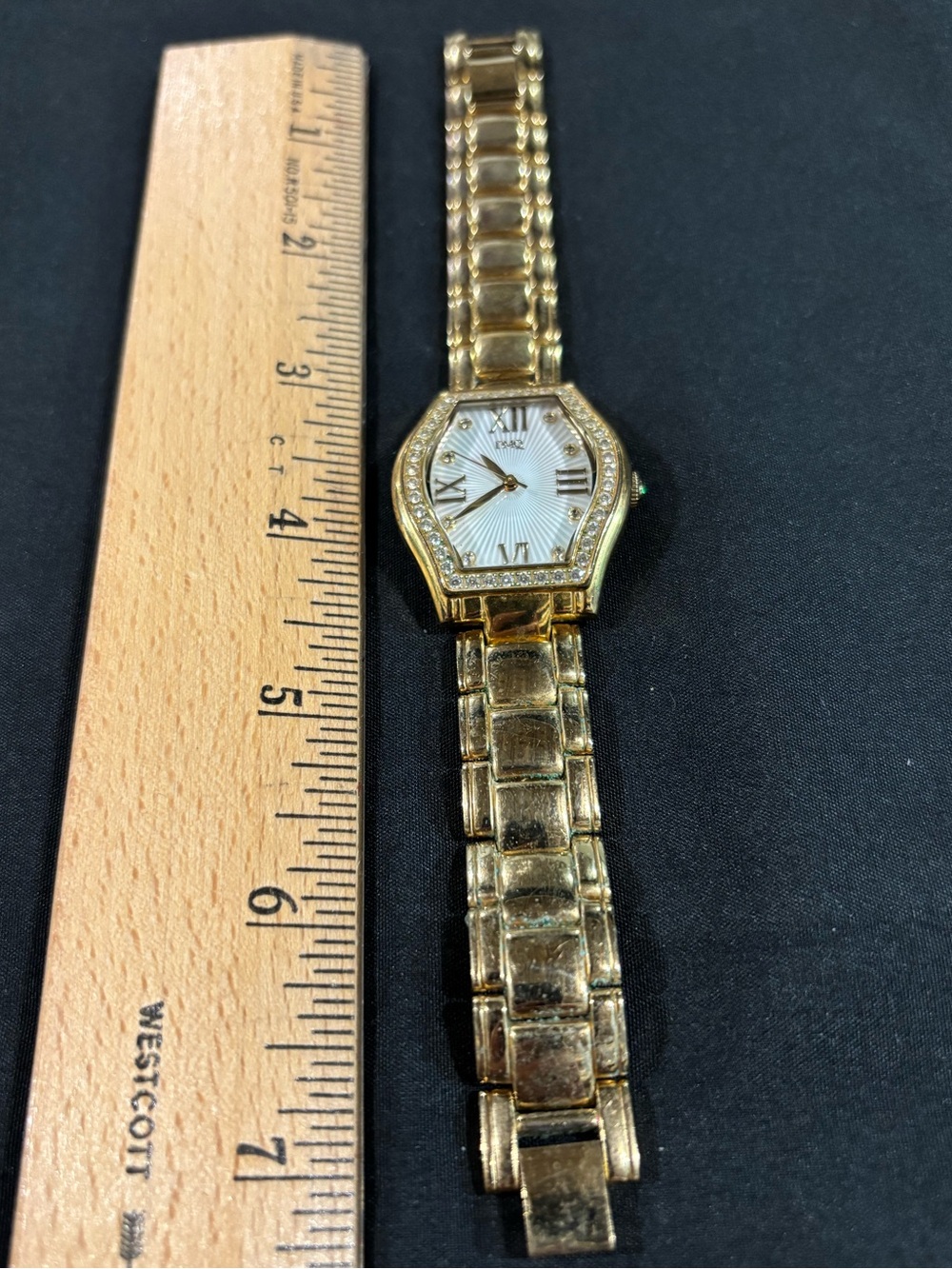DIAMONIQUE GOLD TONE WOMENS WATCH NEEDS BATTERY GUC